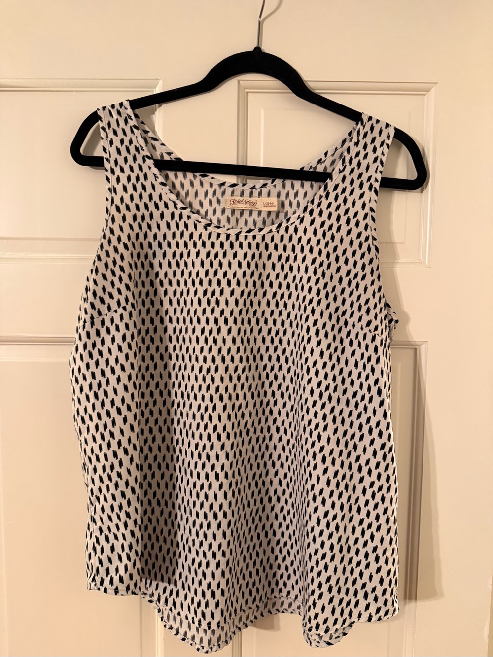 Vintage Faded Glory Black and White Printed Sleeveless Camisole